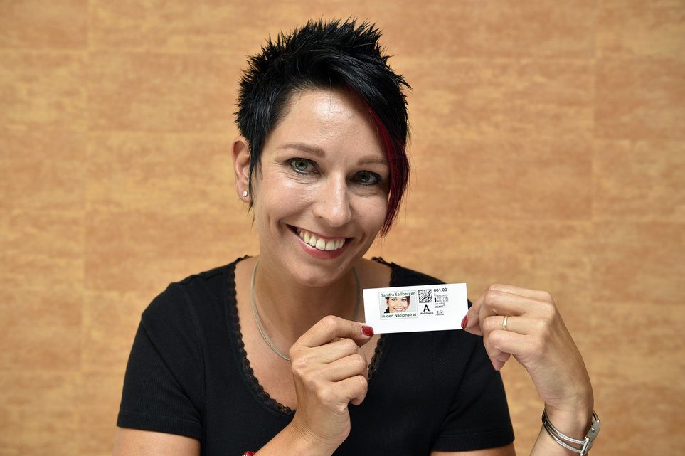 Sandra Sollberger, Mit eigener Briefmarke im Wahlkampf