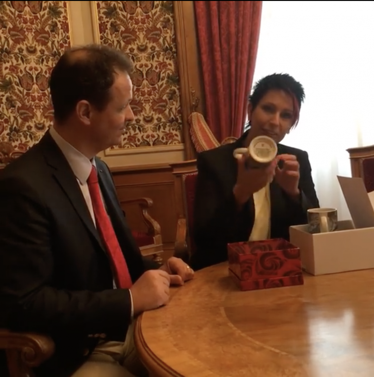 Sandra Sollberger, Verlosung der Erinnerungstasse anlässlich der Eröffnung des Gotthardtunnels – live aus dem Bundesratszimmer