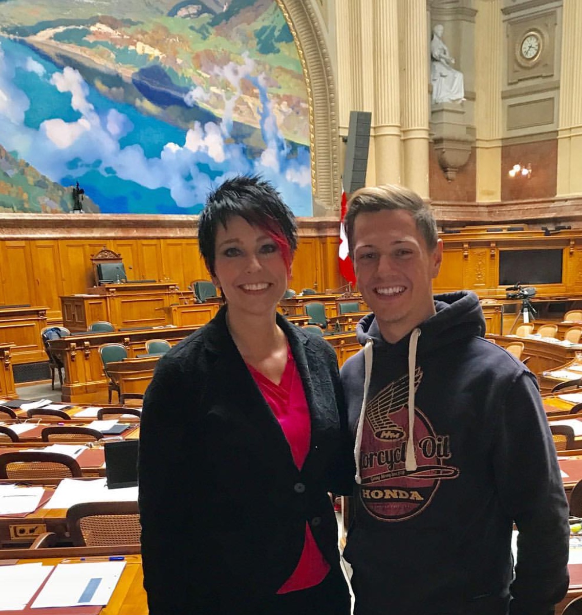 Sandra Sollberger, Sonntagsblick: Dominique Aegerter zu Besuch im Bundeshaus