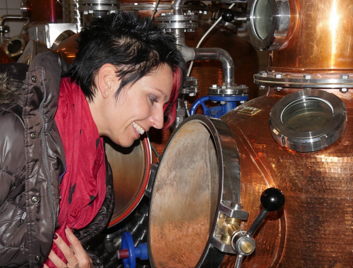 Sandra Sollberger, Die Schweiz brennt – Besuch bei der Brennerei Wirz in Reigoldswil